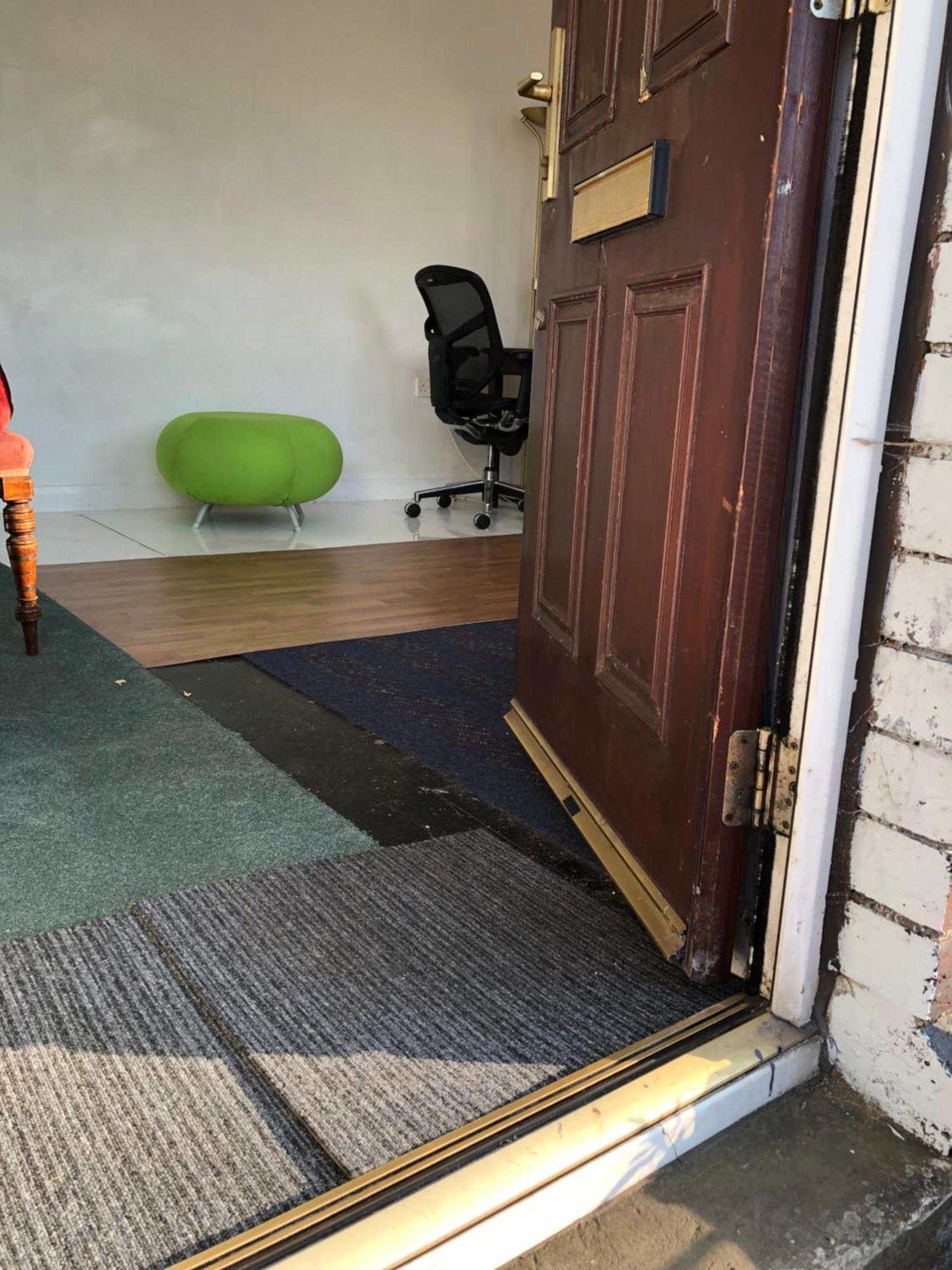 An Extra Large Room With Patio & Own Front Entrance Rotherham Rawmarsh Exterior photo